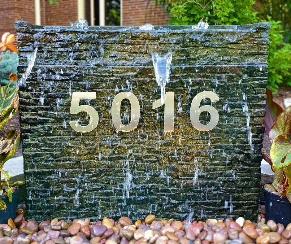 Vertical rock fountain